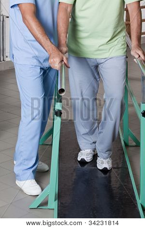 Senior mand at have ambulante behandling med sin terapeut.