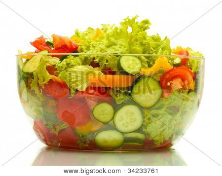 Frischer Gemüsesalat in transparenten Schüssel, isolated on white