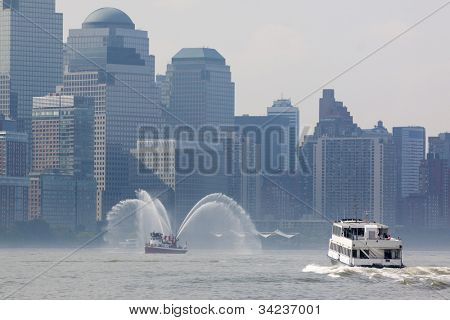 HOBOKEN, NJ - 23 mai: A NY Waterway ferry et bateau-pompe Harvey sur la rivière Hudson près de Manhattan dur
