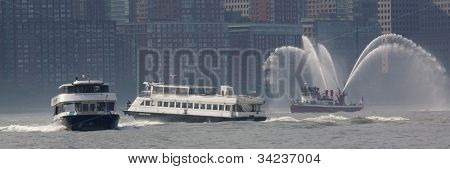 HOBOKEN, NJ - 23 mai : Voyage deux NY Waterway ferry le fleuve Hudson passé Harve bateau-pompe John J.
