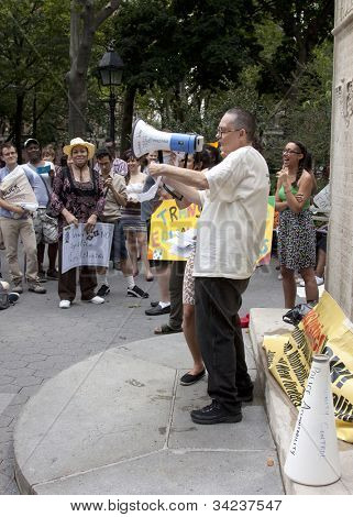 NEW YORK - 22. června: Jay Toole mluví k publiku příznivců ve Washington Square parku během 
