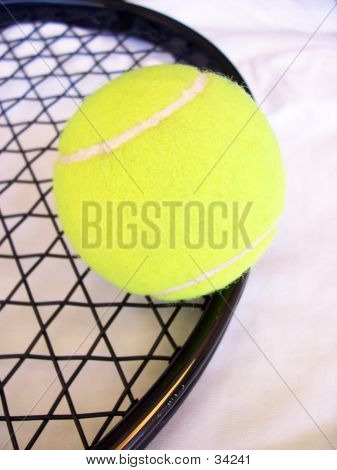 Racchetta e palla da tennis