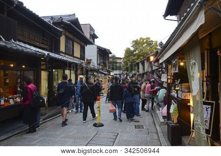 Kyoto, Japan- 24 Nov, 2019: Unidentified People Stroll Ninenzaka Street In Higashiyama. Higashiyama 