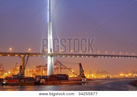 홍콩에서 컨테이너 터미널 및 stonecutter 다리