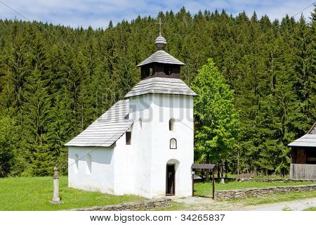 Iglesia en el pueblo museo de Kysuce, Vychylovka, Eslovaquia