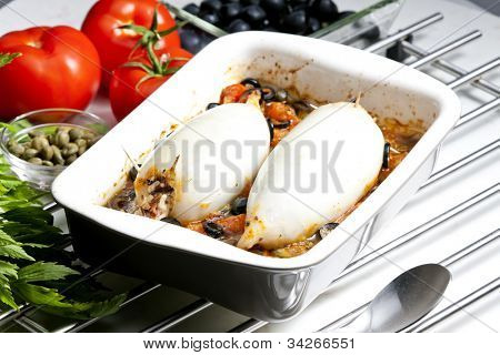 domates ve pearl arpa risotto ile dolu Siyah Zeytin ile pişmiş sepya