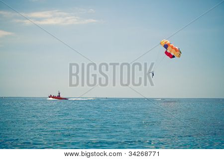 a kék tenger felett siklórepülés