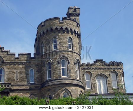 Château historique en forme de maison