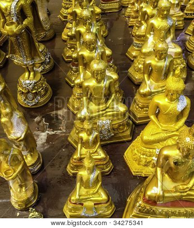 Le statue di Buddha d'oro