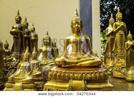 Le statue di Buddha d'oro