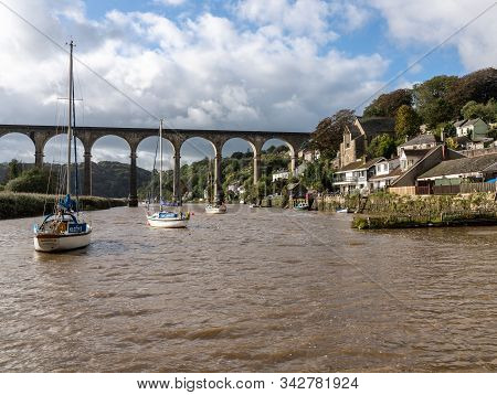 Calstock, Uk - 29 September 2019: Boats Moored In The River Tamar By Calstock On The Border Of Devon