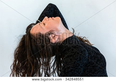 A Close Up And Side Profile Shot On The Head Of A Healthy Woman, With Head And Neck Stretched Back, 