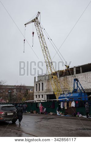 Vladimir, Russia November 10, 2018 Mikhaylovskaya Street, Spontaneous Market Of Junkmen Along The Si