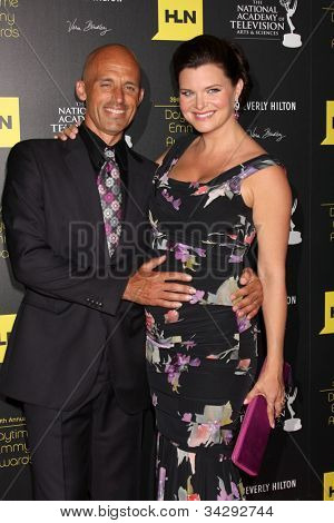 LOS ANGELES - JUN 23: James Achor, Heather Tom ankommer til 2012 Daytime Emmy Awards på Beverly H