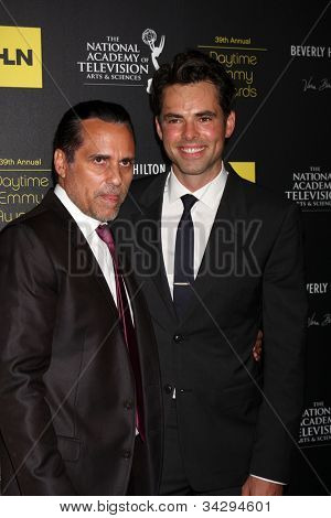 LOS ANGELES - JUN 23: Maurice Bernard, Jason Cook megérkezik a 2012 Daytime Emmy-díj: Beverl