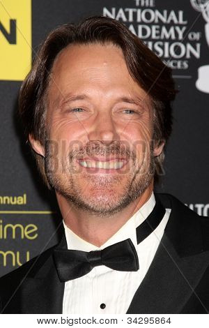 LOS ANGELES - 23 JUN: Matthew Ashford, dochter aankomt op de 2012 Daytime Emmy Awards op Beverly 