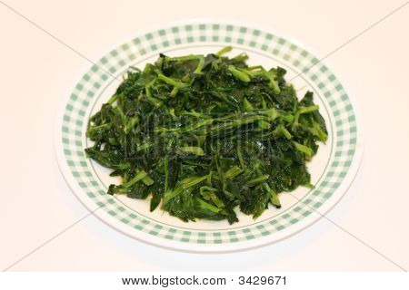 Verde spinaci saltati sulla piastra