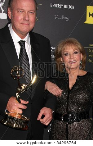 LOS ANGELES - JUN 23: Bill Geddie, Barbara Walters w sali prasowej 2012 Daytime Emmy Award