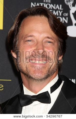 LOS ANGELES - 23 JUN: Matthew Ashford, dochter aankomt op de 2012 Daytime Emmy Awards op Beverly 