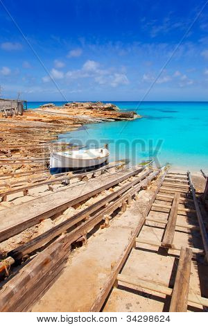 Porta di Es Calo de San Agusti nelle ferrovie di Formentera isola barca in legno