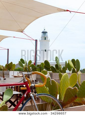 ประภาคารกว้างลาใน formentera กับจักรยานอยู่เบื้องหน้า