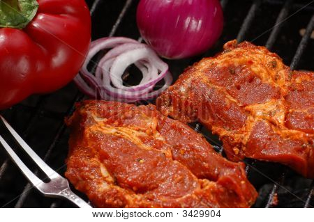 Grillades de viande avec l'oignon et le poivron