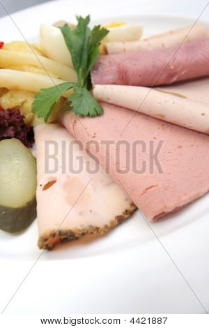 Cięcie na zimno z sałatką ziemniaczaną