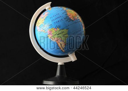 Globe sur un renseignements noir