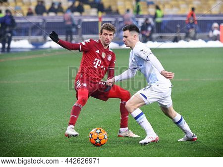 Kyiv, Ukraine - November 23, 2021: Thomas Muller Of Bayern Munchen (l) Fights For A Ball With Mykola