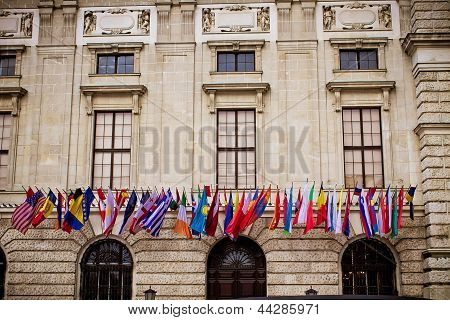 Mezinárodní vlajky na HOFBURG Vídeň kongresové centrum