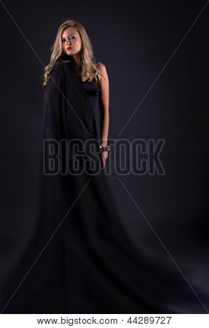 Donna moda giovane serio