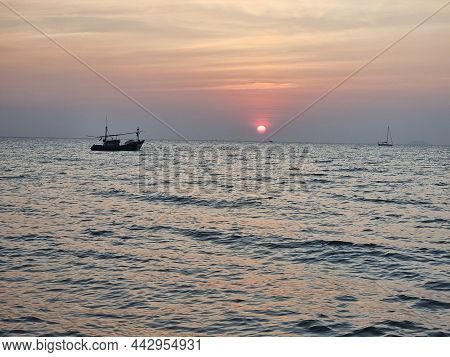Na Jomtien Beach Pattaya Thailand December 2021, White Tropical Beach During Sunset In Pattaya Najom