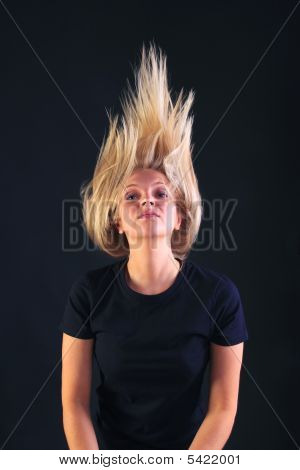 Blond kvinde kaster hovedet tilbage
