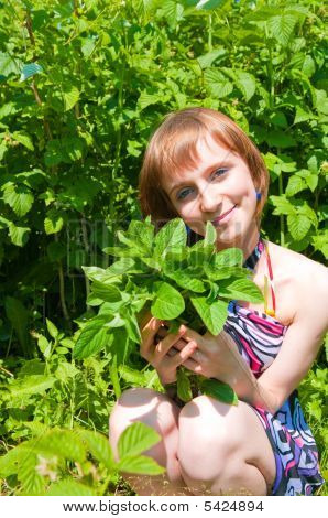 La jeune fille avec un Bouquet de menthe