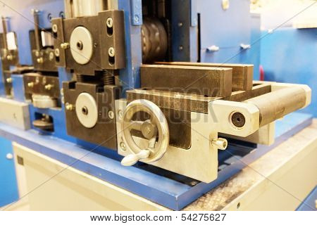 The image of a metal-working machine