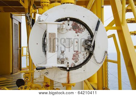 Pig luncher in oil and gas industry, Cleaning pipe line equipment in oil and gas industry