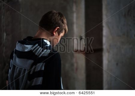 Problemi di giovane adolescente contro Grunge Background con Skateboard e tracolla