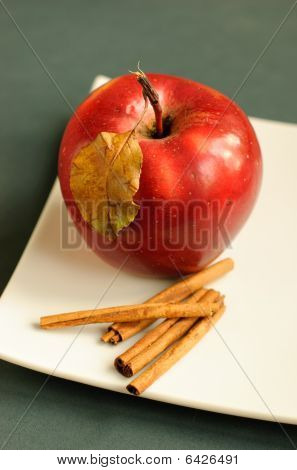 Apple med kanel og efterår blade