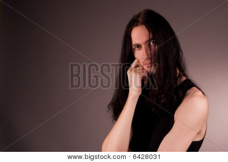 pohledný mladý emo gothic muž