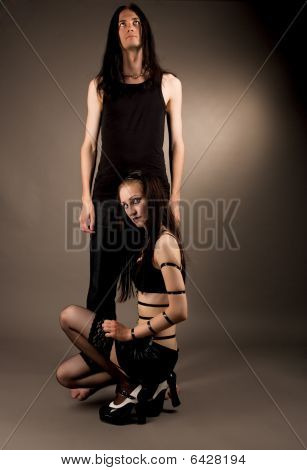 svůdné gotické pár stojí dohromady