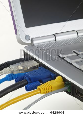 Ordinateur portable avec écran et Muliti Color branché dans les Ports