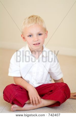 ragazzo seduto cross-legged guardando fotocamera
