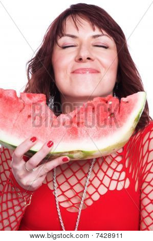 La ragazza mangia un melone