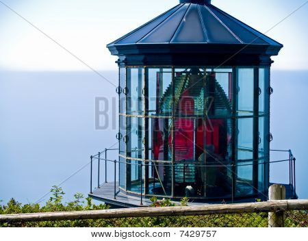 Faro di Cape Meares sulla costa dell'Oregon, in una giornata soleggiata, chiara