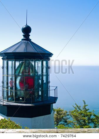 Faro di Cape Meares sulla costa dell'Oregon, in una giornata soleggiata, chiara