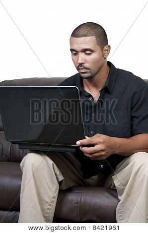 Uomo utilizzando il Computer