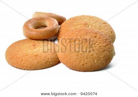 Tre biscotti gialli e due anelli di pane