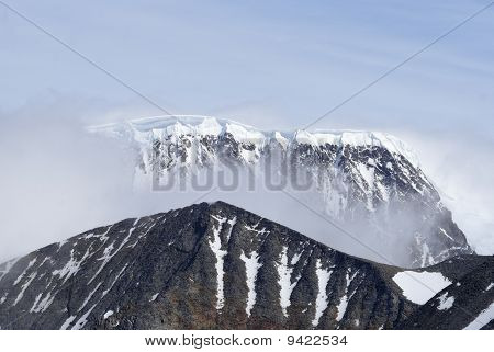 Montañas nubladas en Antártida