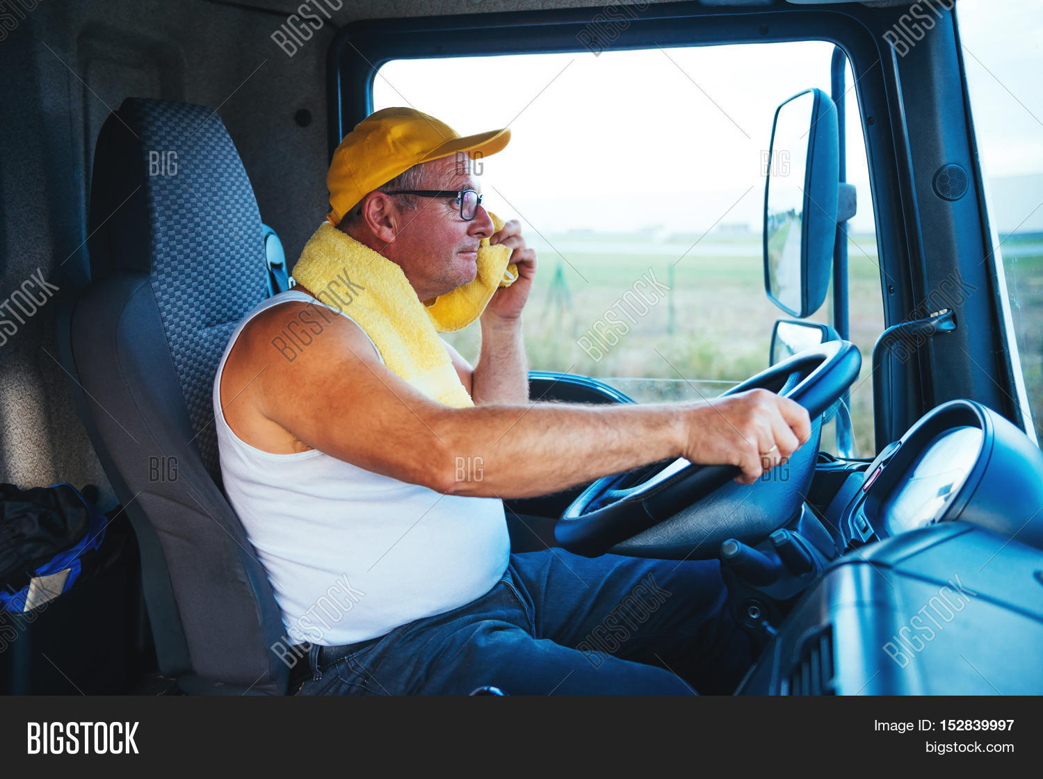 Лицо дальнобойщика. Лицо дальнобойщика. Водитель дальнобойщик. Водитель за рулем грузовика. Инвалиды дальнобойщики.