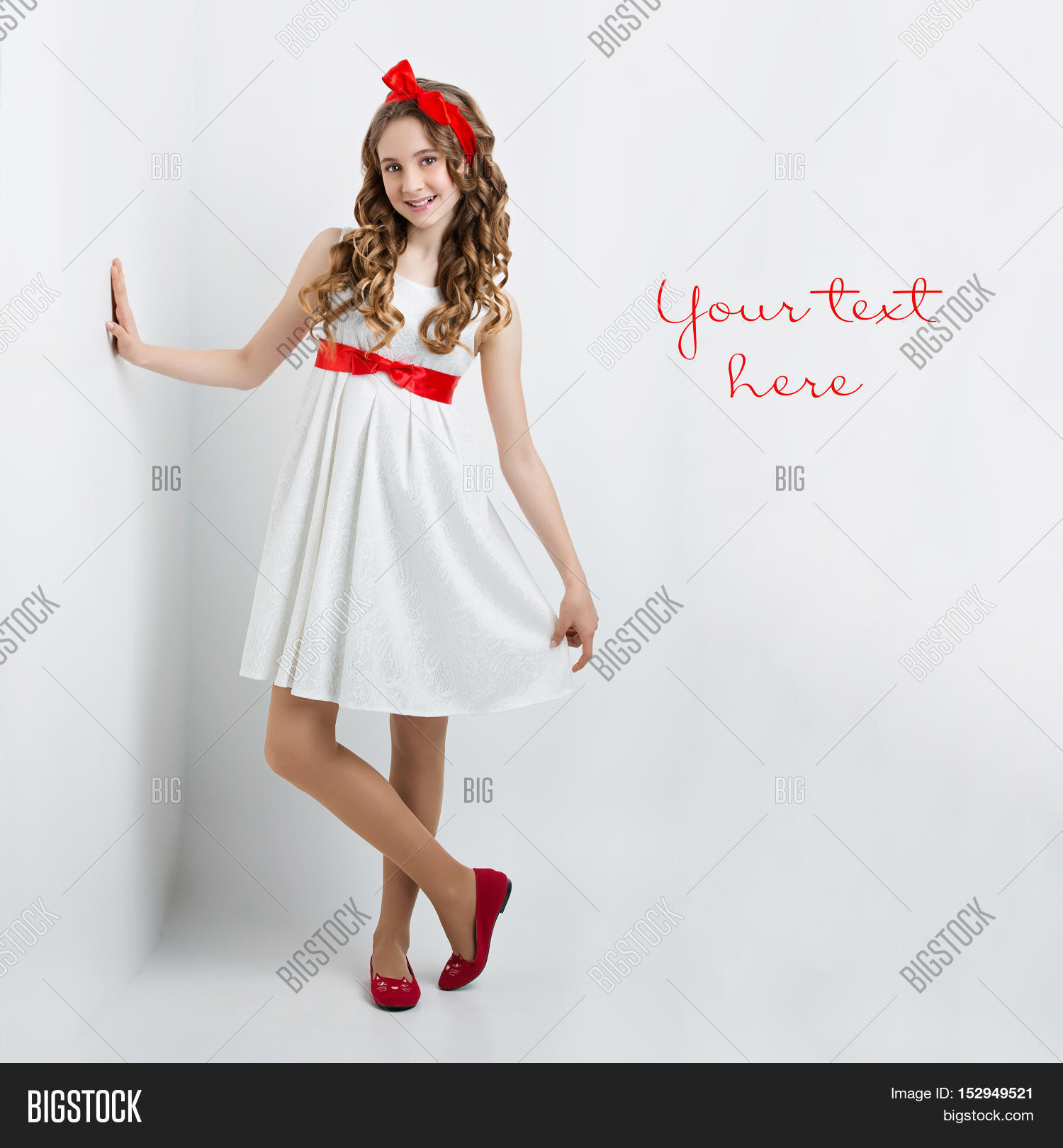 платье с бантом для девочки. мальчик в красном платье. красное новогоднее платье с бантом. украшение платья для девочки. красное платье белым бантом.